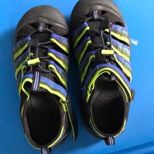 Like NEW boys Keen sport sandals- size 3